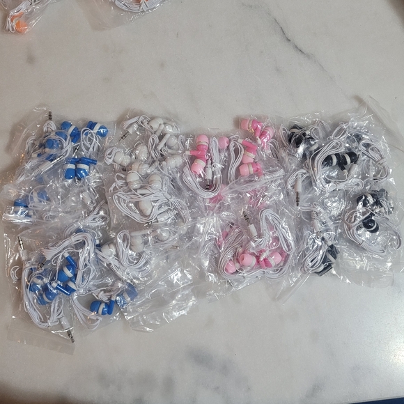 Bulk Wholesale Lot of 40 Stereo 3.5mm In-ear Earbuds / Headphones - Picture 1 of 5